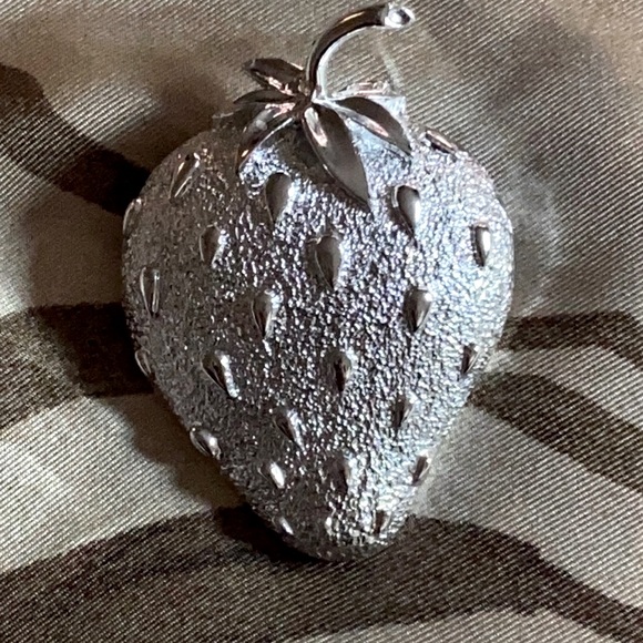 Sarah Coventry Strawberry Brooch, Vintage - Picture 2 of 6